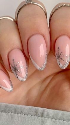 Squoval Nails Design Winter, Pretty Winter Nails Classy Short, New Years Nails Almond Shape, Elegant Christmas Nails Classy, Elegant Holiday Nails, December Nail Designs, Navidad Nails, Nails Snowflakes