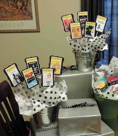 there are many cards on top of the icebox in this kitchen countertop display