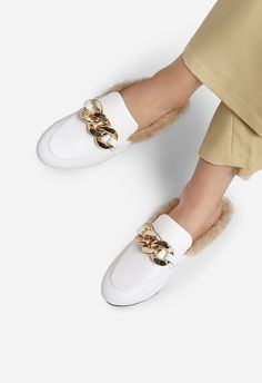 These trendy women's mules with a gold chain & fluffy lining are perfect for a chic & elegant look. The mules are designed to provide comfort and style throughout the day Mules Women, Flats Shoes Comfortable, Comfortable Chic, Loafer Shoes Women, Women's Mules, Loafers Shoes, Womens Mules, Dressy Outfits, Shoes White