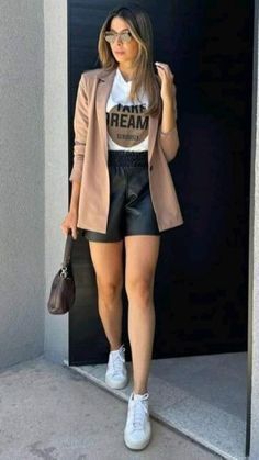 Casual Short Outfits For Women, Short Blazer Outfits Casual, Mother’s Day Outfit Ideas, Outfit Sport Elegante Mujer, Outfits Sport Elegante Mujer, Leather Shorts Outfit, Looks Com Short, Look Con Short, Blazer Outfits Casual