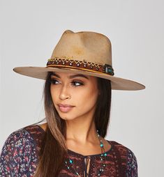 The JANET is an ultra-fashionable flat-brim hat from the Stampede Collection. Crafted with genuine leather, wool felt and adorned with turquoise jewel accents for a touch of classic western charm, this exquisite design effortlessly blends style and comfort. The unique studded and cross-stitched band adds a distinctive detail to make this hat truly stand out. Boho Hat Outfit, Cowboy Style For Men, Cowboy Style Women, Womens Western Outfits, Western Hat Styles, Western Hats For Women, Urban Cowboy Style, Boho Cowboy, Womens Western Fashion