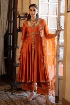 Elegant Anarkali Suits, Ethnic Anarkali Dresses, Tissue Anarkali Dress, Embroidery On Orange Fabric, Tissue Fabric Dress Design, Rust Orange Lehenga, Silk Dresses Indian, Mehndi Gharara, Wedding Guests Outfits