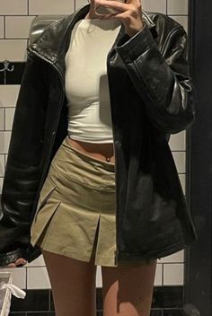 Dark Winter Aesthetic, Converse Fits, Bar Outfits, Cool Girl Style, Outfit Night, Everyday Fashion Outfits, Dark Winter, Winter Aesthetic