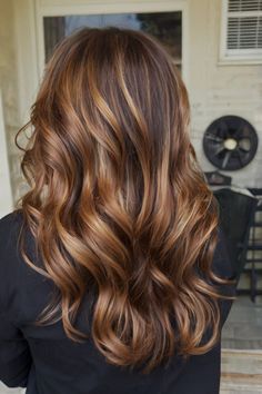 fall hair color ideas for brunettes #FallHairColors #BrunetteHair #AutumnHairTrends #WarmTones #BrunetteBalayage #RichShades #SeasonalHair #HairInspo #CaramelHighlights #ChocolateBrownHair Caramel Colored Highlights, Honey Blonde And Caramel Highlights, Chunky Caramel Highlights, Caramel Colored Hair, Brown And Caramel Balayage, Honey Caramel Highlights, Caramel Babylights, Caramel Blonde Highlights, Caramel Highlights On Brown Hair