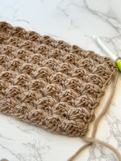 How to crochet the blanket stitch. Learn how to do the crochet blanket stitch for beginners with instructions and a video tutorial. Blanket Stitch Crochet Pattern, Easy Crochet Stitches For Blankets, Crochet Fingerless Gloves Free Pattern, Crochet Washcloth Free, Crochet Blanket Edging