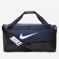 The spacious and durable Nike Brasilia Duffel Bag keeps all your training gear at hand. A side compartment stores shoes separately, while inner and outer pockets help you stay organized. This product is made with at least 65% recycled polyester fibers. Nike Sports Bag, Nike Duffle Bag, Mochila Nike, Sport Nike, Training Gear, Duffel Bags, Backpack Sport, John Galliano, Sports Brands