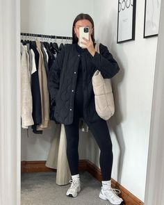 Black Quilted Jacket Outfit Women, Quilted Jacket Outfit Black, Cream Quilted Jacket Outfit, Quilted Puffer Jacket Outfit, Olive Puffer Jacket Outfit, Mom Drop Off Outfit, Adanola Outfit, Black Quilted Jacket Outfit, Puffer Bag Outfit