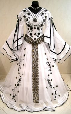 Medieval Wedding Dress Victorian LARP Goth Halloween M | eBay // $434.01 USD Medieval Wedding Dress, Victorian Wedding Dress, Medieval Wedding, Goth Halloween, Medieval Style, Medieval Dress, فستان سهرة, Beauty Dress, Fantasy Dress