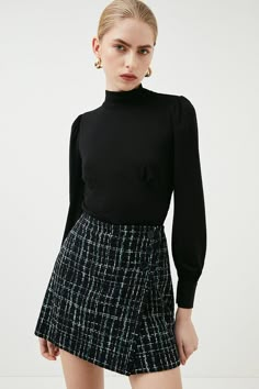 Boucle Mini Skirt Outfit, Smart Casual Mini Skirt, Short A Line Skirt Outfits, Boucle Skirt Outfit, Chanel Skirt Outfit, Black Tweed Skirt Outfit, Black A Line Skirt Outfit, Boucle Outfit