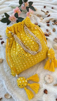 Crochet Potli Bag, Fabric Bag Design, Crochet Purse Pattern, Contemporary Crochet, Handbag Sewing Patterns, Diy Fabric Jewellery, Handmade Fabric Bags, Chic Purses, Crochet Purse Pattern Free