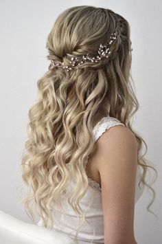 Bridal Hair For V Neck Dress, Frizura Za Vjencanje, Wedding Hairstyles Thinner Hair, Wedding Hair Extensions, Garden Wedding Hairstyles, Summer Wedding Hairstyles, Half Up Wedding Hair, Formal Hairstyles For Long Hair