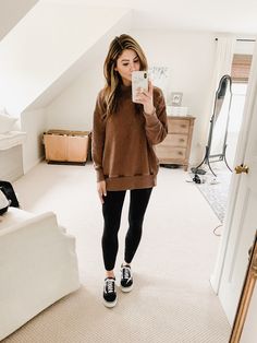 Nanny Outfit, Lauren Mcbride, Look Legging, Black Leggings Outfit, Outfit Yoga, Legging Outfits, Mode Casual, Fashion Blogger Style, Sporty Outfits