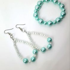 Glass Pearl And White Cat, Teal/White Oval Earrings And Stretch Bracelet Oval Earrings French Hooks 3½"L X 1¼"W. 8 And 2mm Beads. Stretch Bracelet 7" 6 And 10mm Beads. Clay Bead Earrings, Simple Bead Earrings, 2mm Beads, Homemade Earrings, Ombre Earrings, Bracelet Inspo, Beaded Earrings Diy, Diy Jewelry Unique, Jewelry Glass