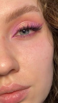 Simple Barbie Eye Makeup, Easy Concert Makeup Looks, Lover Era Makeup Looks, Eye Makeup Pink And Gold, Easy Makeup Looks Eyeshadows, Glow Up Tv Show Makeup Looks, Soft Pink And Purple Eyeshadow Looks, Basic Pink Eyeshadow, 70s Makeup Look Disco Pink