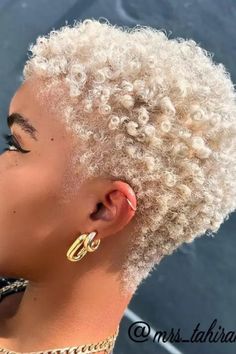 Le blond platine va le mieux aux teints clairs, moyens et froids. C'est la nuance de blond la plus claire qui donne un air éthéré à vos cheveux courts. cheveux frisés.  // Crédit photo : Instagram @coiffure courte et naturelle Blonde Twa Black Women, Short Blonde Hair Black Women, Blonde Short Hair Black Women, Male Wigs, Blonde Twa, Short Platinum Blonde Hair, Blonde Natural Hair, Twa Hairstyles