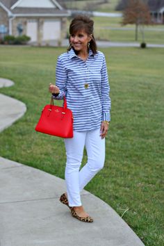 Preppy Fall Outfits, Oversized Sweater Outfit, Cozy Oversized Sweaters, Pop Of Red