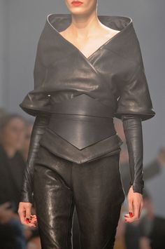 Gareth Pugh -- spring 2013 Leather Clothes, Woman In Black, Futuristic Style, Leather Armor, Cyberpunk Fashion, Chic Leather, Futuristic Fashion, Future Fashion