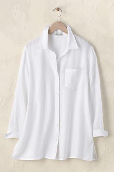 The lightweight big shirt you love, in European-grown linen – updated with a roomier fit, long sleeves and a great longer length. So it’s even easier to toss on as a top layer. or wear solo. Pleated back yoke, single chest pocket, side-slit hem. White Linen Shirts Women, Wisconsin Fall, Linen Long Sleeve Top, White Linen Blouse, Linen Shirts Women, White Linen Shirt, Big Shirt, Printed Summer Dresses, Ageless Style