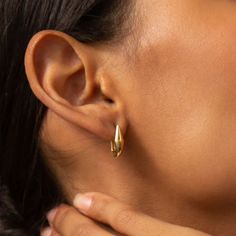 The Points North® Collection leads us in new and powerful directions. This18K Gold Points North® earring draws inspiration from the iconic elements of the compass, an ever present symbol in our collection. A contemporary, modern style you can wear every day, wear individually or as a pair. 18K Yellow Gold Earrings Measure: 9/16" Tall, 3/16" Wide Earrings sold individually or as a pair Hinged Back #45066 Monica Rich Kosann, 18k Gold Earrings, The Compass, Yellow Gold Earrings, Just Wait, Sustainable Jewelry, Modern Earrings, Single Earring, Sterling Earrings