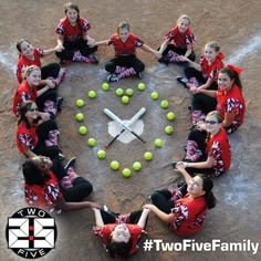 Great softball picture idea Softball Team Photos, Softball Team Mom, Softball Team Pictures, Softball Pictures Poses, Softball Picture, Softball Photography, Coaches Gifts, Softball Photos, Softball Coach Gifts