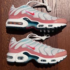 Nike Air Max Plus (Gs) 4.5y White/Siren Red- Red Stardust Blanc/Rouge Grain/Rouge Siren New Nike Pink Sneakers With Red Sole, Pink Nike Sneakers With Red Sole, Shoes Nike Air, Nike Air Max Plus, Air Max Plus, Kids Nike, Shoes Nike, Stardust, Air Max