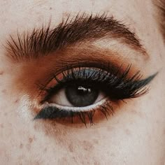 Owl Eyes Makeup, Country Eyeshadow Looks, Yallternative Makeup, Woodsy Makeup, Everyday Witchy Makeup, Hobbit Makeup, Elves Cosplay, Retro Eye Makeup, Scottish Makeup