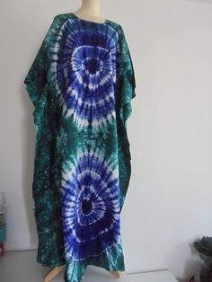 You will appreciate its lightness this summer or its comfort at home all year round. Large dress, easy to wear in hand-dyed batik-style cotton. Round neckline. Length 140cm Chest size 160 cm Size 42 to 48 brown length 135 cm chest 164 cm wash 30 degrees Hand Dyed Cotton Beach Dress, Summer Tie Dye Kaftan With Natural Dye, Summer Tie Dye Natural Dye Kaftan, Summer Green Batik Print Kaftan, Green Batik Print Kaftan For Summer, Green Summer Kaftan With Batik Print, Casual Blue Batik Print Kaftan, Blue Casual Kaftan With Batik Print, Casual Blue Kaftan With Batik Print