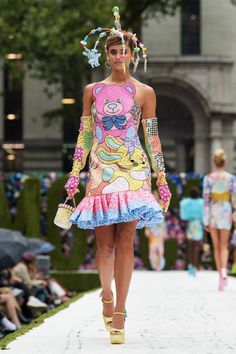 Moschino 2022, Extraordinary Clothes, Body Hugging Dress, Slinky Dress, Tan Dresses, 2022 Fashion, Sheer Dress, Summer 2022, Casual Elegance