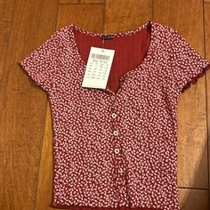 New Top, Button Accents, Floral Pattern, One Size Trendy Red Button-up Tops, Fitted Red Top With Button Closure, Red Trendy Top With Button Closure, Trendy Red Top With Button Closure, Casual Red Top With Buttons, Red Trendy Tops With Buttons, Trendy Red Buttoned Tops, Trendy Red Tops With Buttons, Red Tops With Button Closure For Spring