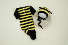 Knitted 2 pcs bumble bee bonnet & footed romper set. Good for newborn pictures or as a costume for themed occasions.  Size - newborn. Shipping: READY TO SHIP ITEM Honey dipper stick can be found here (if not available in this listing): https://www.etsy.com/listing/1475262525/rts-mini-wooden-honey-dipper-newborn Check out my store to find more goodies for little ones. Please note: ▶︎ Please keep in mind that colors will vary on each computer. Colors may not be exact and may slightly vary from pictures, due to these variations. ▶︎ Please note: Items are delicate, please handle with care. This is not for everyday use. Please don't leave babies or toddlers unattended while wearing/using props. ▶︎ Hand wash ONLY, with warm water and light soap, lay flat to dry. Thank you for your business and f Knitted Bee, Bee Outfit, Baby Bumble Bee, Bumble Bee Costume, Bee Hat, Newborn Photography Outfit, Pom Pom Baby, Bee Costume, Bee Photo