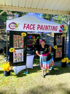 Face Painting Party Station, Face Painting Table Set Up, Face Painting Stall Ideas, Face Paint Set Up Ideas, Face Painting Board Display, Face Painter Outfit, Face Painting Display Board, Face Paint Booth Set Up, Face Painter Set Up