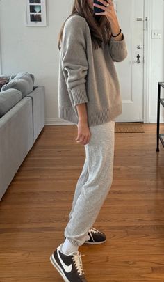 Joggers Outfit, Grey Joggers, Outfit Combinations, Everyday Outfits, Fall Outfits, Fashion Inspo, Cute Outfits, Street Style, My Style