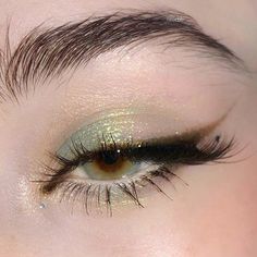 Light Green Prom Makeup, Prom Makeup For Green Eyes, Green Eyeliner Looks, Prom Eye Makeup, Glam Looks, Prom Makeup, Makeup Pictures, Party Makeup, Green Eyes