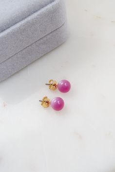 Vintage Purple Ball Stud Earrings. Size: 8mm Vintage condition! Back to the shop: https://www.etsy.com/shop/SusVintage?ref=hdr_shop_menu Don't hesitate to contact me if you have any further questions. Thank you! Wedding Bride Jewelry, Ball Stud Earrings, Vintage Gifts Ideas, Ball Earrings, Earrings Purple, Party Earrings, Earrings Dainty, Vintage Purple, Lovely Jewellery