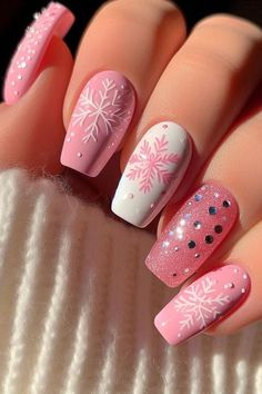 22 Pink Winter Nails 2024-2025 with Snowflakes, French, Glitter Designs for a Simple Festive Look Christmas Nail Trends, Pink Christmas Nail, Ombre Gel Nails, Christmas Gel, Sassy Nails, Cute Christmas Nails, Blue Nail