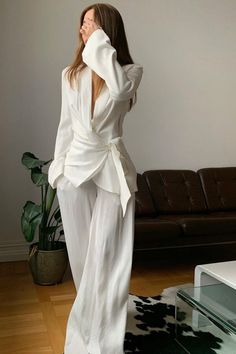 Minimal Glam Outfit, Glamorous Outfits Classy, Loose Pants Outfit Classy, Graduation Guest Outfit Ideas, Silhouette Challenge, F1 Wag, Glamouröse Outfits, Mode Retro, Haine Diy