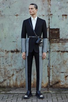 Mcqueen Menswear, Alexander Mcqueen Menswear, Groomsmen Fashion, Lifestyle Advice, Men Fashion Summer, Suit Inspiration, Glam Punk, Menswear Details, High Fashion Men