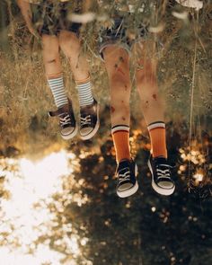 Детски�е ноги висят в поле, летний вечер Fun Kids Photoshoot Ideas, Photoshoot Lifestyle, Autumn Family Photography, Vision Photography, Xmas Photos, Fun Photoshoot, Retro Kids, Family Picnic, Online Photography