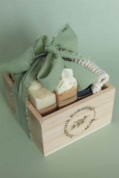 Surprise someone special with our luxurious Wooden Crate Gift Set. Our beautifully hand stamped wooden box is filled with three bars of our moisturizing handmade soaps and a sisal soap saver bag. Wrapped and adorned with our signature ribbon and gift tag, these unique and thoughtful gifts make perfect presents for any one on your list. Why do we love this set? 100% natural products Palm free soap Plastic free packaging Handcrafted in small batches Details The soap bars in this set are hand-picke Natural Packaging Ideas, Small Store Ideas, Wooden Crate Gift Basket Ideas, Soap Gift Box Ideas, Gift Box Packaging Ideas, Luxury Soap Packaging, Homemade Christmas Gift Baskets, Soap Boutique, Handmade Soap Gift Set