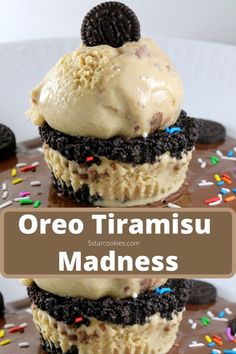 oreo tirami cupcakes with cream frosting and chocolate cookies on top