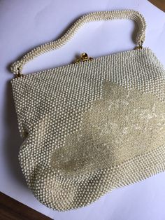 Vintage 1950s Large Corde' Beads Beige Wedding Bag Una grande borsa di piccole perle in acrilico color beige. Un accessorio Made in USA anni 50. Un giusto accessorio per una sposa. Condizioni come da foto Dimensioni cm. 25x32 col manico 40 Vintage Beaded Beige Bags, Vintage Beige Party Bag, Formal Vintage Evening Bag With Pearl Handle, Retro Beaded Bags For Wedding, Retro Beaded Bag For Wedding, Vintage Beige Evening Bag For Party, Vintage Cream Bags For Weddings, Retro Beaded Wedding Bag, Vintage Cream Bag For Wedding