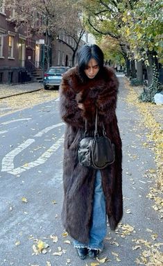 #itgirl #itgirlfashion #2000svintagechic #carriebradshaw #satc #nyc #nycfashion #90srunway #outfits #nycstyle #makeup #instagram #streetstyle #vintage #thrift #style #jewelry #august #fallinspo #autumn #falloutfits Copenhagen Style Winter Outfits, Fur Coat Outfit, Autumn Fits, All Jeans, Fall Fits, Winter Fits, Coat Outfits, Mode Inspo, Kate Moss