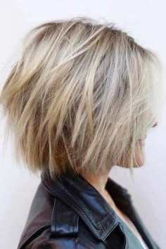 Explore the ideas of sporting short layered hair if you are about to freshen up your style! See how your new texture can change your look for the better. Free Hairstyles, Short Bobs, Short Layered, Short Hairstyles For Thick Hair, Short Layered Haircuts, Short Blonde, Trending Hairstyles