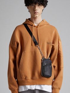 Composition : recycled leatherColor : BLACKCountry of Origin : China Smartphone Bag, Black Cross, Messenger Bag Men, Smartphone, Composition, China, Chain, Leather, Black