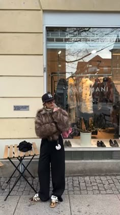 Iceland Outfit, Gal Outfits, Nyc Ootd, Fluffy Jacket, Nyc Style, Baggy Clothes, Fashion Enthusiast, Real Style, Brown Tones