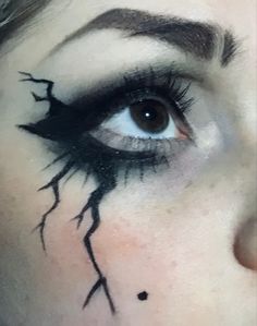 Pretty Emo Makeup Looks, Artsy Eyeliner Black, Makeup Looks Eyeliner Grunge, Eyeliner Inspo Goth, Black Veins Makeup, Goth Eyeliner Ideas, Gothic Graphic Eyeliner, Goth Eyeliner Designs