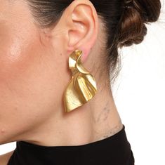 Elevate your wardrobe with the ZEYDOR Sculpted Gold Flair Earring, a masterpiece of abstract design and artistic expression. This statement piece embodies a fusion of modern artistry and timeless elegance, making it a versatile accessory for any occasion. Craft your statement; wear your art. With these earrings, you're not just accessorizing - you're proclaiming your style to the world. Abstract Gold Earrings, Elegant Artistic Drop Earrings, Elegant Artistic Design Drop Earrings, Bold Design Earrings For Party, Artistic Jewelry For Party With Artistic Design, Artsy Drop Earrings For Party, Modern Bold Earrings For Parties, Artistic Jewelry For Party, Modern Party Earrings With Bold Design