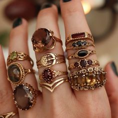 Stacked Vintage Rings, Whimsigoth Jewelry Aesthetic, Vintage Ring Stack, Vintage Jewellery Aesthetic, Vintage Jewelry Aesthetic, Rings Aesthetic Vintage, Gold Treasure, Indian Rings, Brown Rings