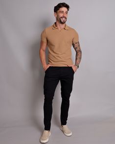 Esta polo é a definição de estilo sofisticado e conforto. Feita com tecido de alta qualidade que garante uma sensação suave ao toque, esta peça é ideal para qualquer guarda-roupa masculino que valorize a elegância sem sacrificar o conforto. Perfeita para eventos casuais ou mais formais, esta polo é uma escolha versátil para diversas ocasiões. Disponível na loja e online. Tamanhos: P | M | G | GG Valor de Varejo: R$ 139,99 Modelo veste tamanho M. #ModaMasculina #PoloElegante #Conforto...