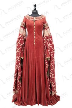 Woman dress in burgundy velvet, gold metal buttons on the front and cuffs, large burgundy georgette sleeves with gold patterned interior in bronze silk taffeta, neckline and sleeves in gold trimming with colored stones. Asoiaf Fashion, Red And Gold Dress, Red Flowy Dress, Medieval Garb, Theme Dress, Dress Woman, Burgundy Velvet